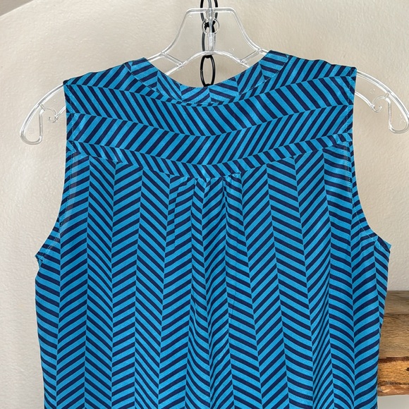 Banana Republic women’s silk sleeveless geometric pattern blue blouse, size XS - Picture 8 of 14